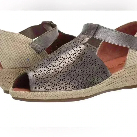 NWB- Kenneth Cole Wedge Sandle - size 5.5 - Picture 1 of 4